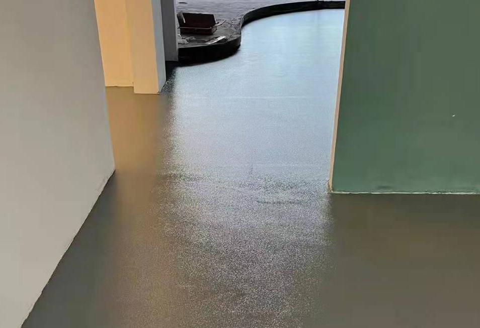 清遠(yuǎn)華茂中心辦公樓水性環(huán)氧橘紋地坪工程